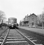 857308 Gezicht op het N.S.-station Delden te Delden, met links een diesel-electrisch treinstel DE 2 ( Blauwe Engel ) ...